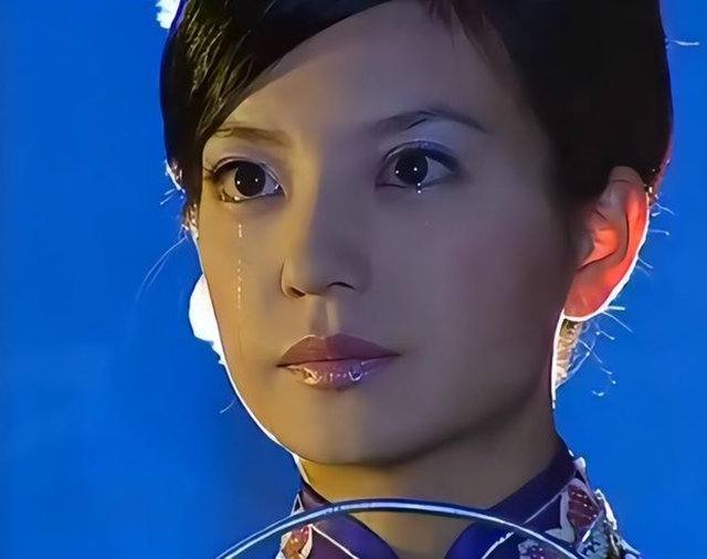 翻身无望！49岁赵薇再曝近况，胃癌传闻真相大白，脸垮皮松人憔悴