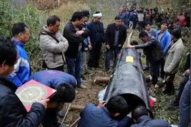 雨淋棺材出大官，雨淋新坟辈辈富，出殡下葬遇到下雨是好事吗？图片