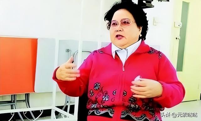 吃里爬外，永不回国？她带领30名演员选择留美，如今年过花甲归来