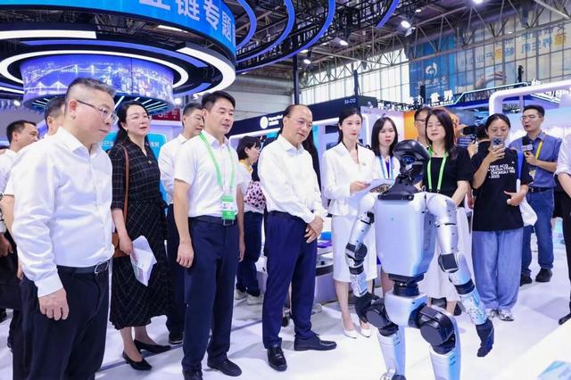 支点建设 智启新篇——2025湖北人形机器人产业链专题展在京刮起“荆楚风”