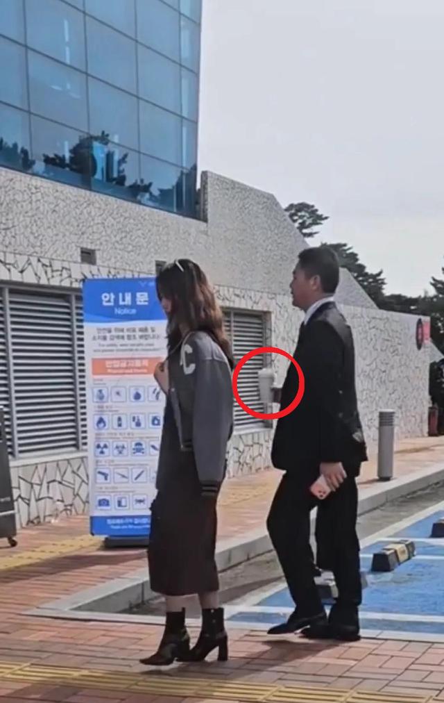 刘强东夫妇参加APEC峰会，女方穿四万外套气场十足，男方全程服侍