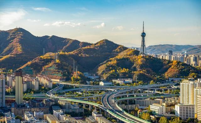 大量美国游客涌入西宁，打着旅游幌子不去旅游不吃美食，为啥来？