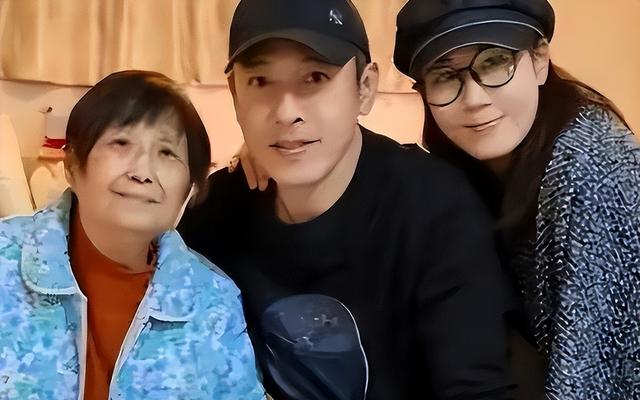 夫妻俩为了不变老，坚持27年不吃肉不生子，如今59岁近照不敢认