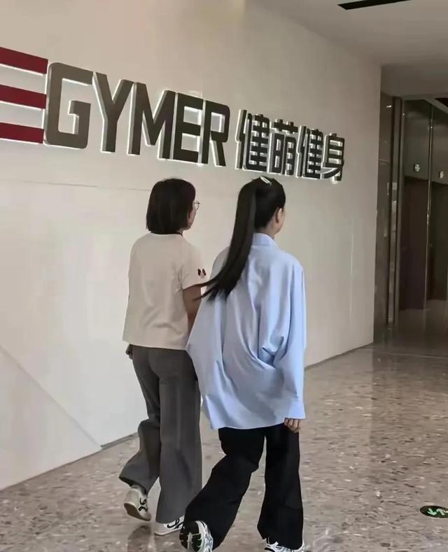 58岁李若彤腰部完全没有赘肉，体态轻盈，完全不像中老年人