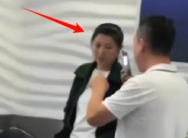 “后坐力	”太大！闫学晶又被爆出猛料，她和儿子已经一个也跑不了