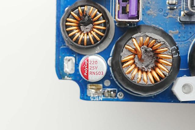 业界首款满血版PD3.1快充，绿联500W氮化镓充电器拆解