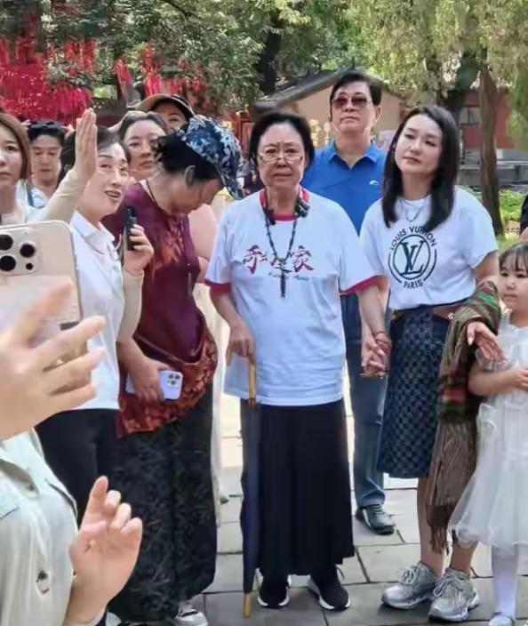 75岁斯琴高娃到灵岩寺上香祈福，拄着拐杖走路，看起来苍老了好多