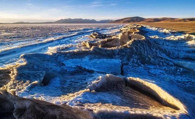 西藏冬日的冰湖仙境，堪比贝加尔湖！