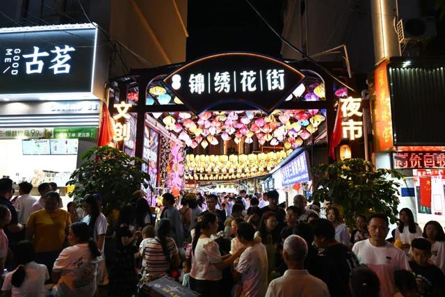 弥勒夜市人气旺 文旅消费动力强