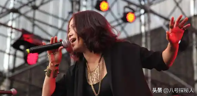 她连上4次春晚，和恩师同居怀孕，被骗流产，如今57岁依然单身！