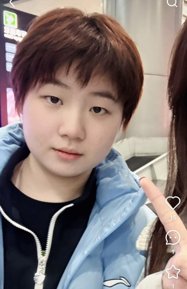 国乒抵达成都	，孙颖莎等行李，王楚钦肖导聊的开心，邱导也跟赛了