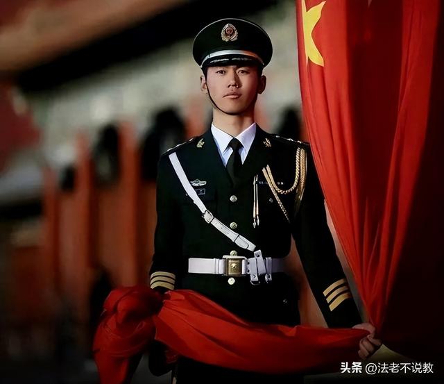 “最帅升旗手”张自轩被骂惨了！面对争议，他用一句话来回应