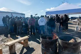 美国纽约州解雇2000多名罢工后未返回工作岗位的狱警图片