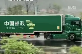惊魂一幕！高考试卷核弹极押运，红车司机胆敢挑衅？网友：想偷题图片