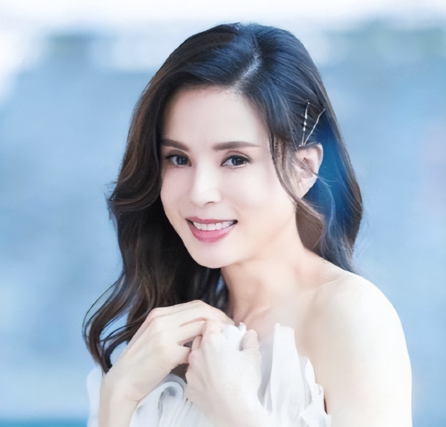 她一生不仅被老头“白睡”10年，还倒贴上亿，如今的下场令人惋惜