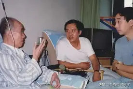1992年，相声大师侯宝林病重住院，冯巩、牛群前往探视图片