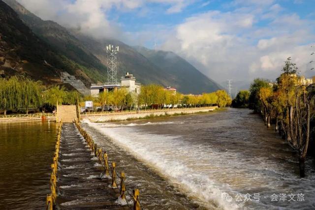 以礼初冬，树染波心山街色 蒋加祥/图