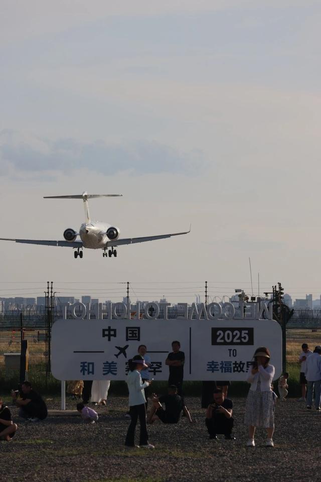 呼和浩特市：硬核打卡！与飞机近距离合影，震撼视角免费拍→