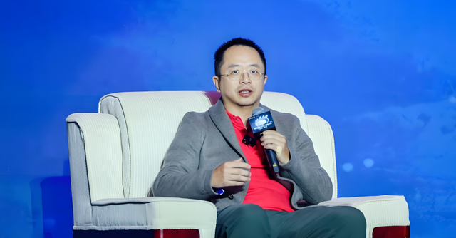 黄仁勋或没料到，飞机刚走不久，他辛苦搭的台子，就被周鸿祎点破