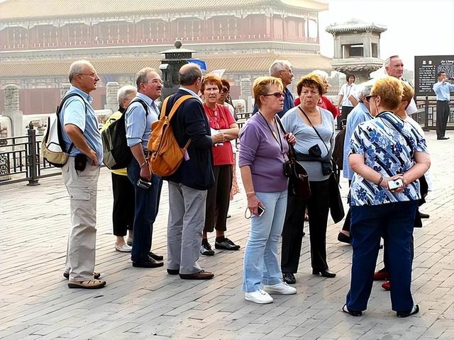 大量美国游客涌入洛阳，打着旅游幌子不去旅游不吃美食，为啥来？