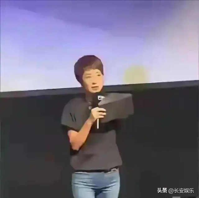 马伊琍这条裤子太绝了！男主持人盯了3秒，反应成全场焦点