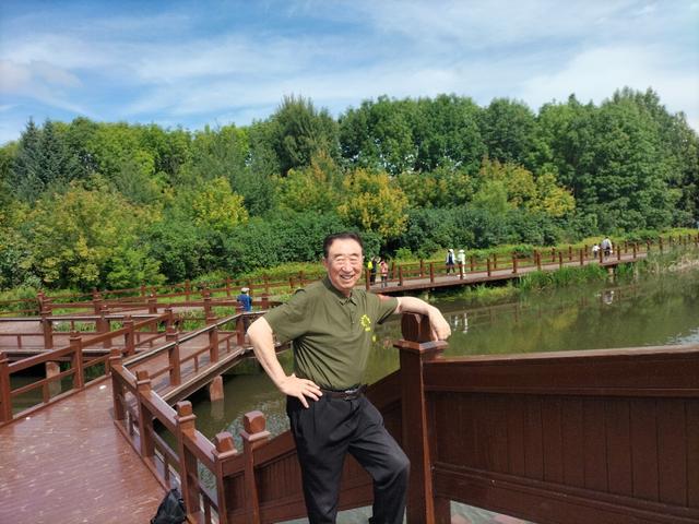 贾永学战友随团旅游，经过伊春林都木雕园，与张永学短聚游园！