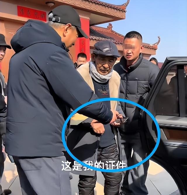 刘强东给老家送年货现场曝光，令人恶心的一幕出现	，当场被人制止