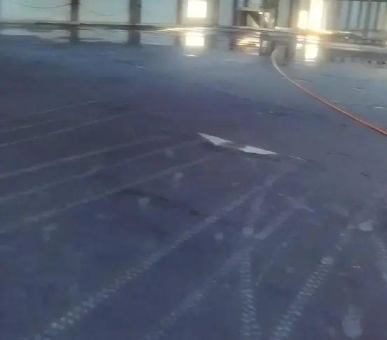 大面积地坪如何施工不开裂？学习中建工艺！