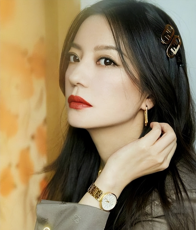 翻身无望！49岁赵薇近况再曝，胃癌传闻真相大白，脸垮皮衰无星气