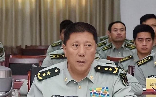 他是秦基伟上将之子，曾担任东部战区陆军司令员，弟弟是武警中将