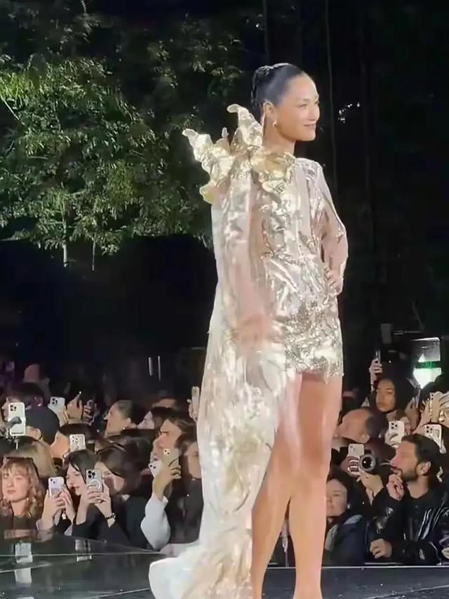 天哪！才54岁瞿颖就满头白发了，头发扎的很紧，这模样不敢恭维