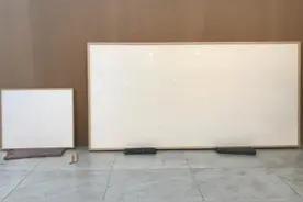 丹麦一艺术家收巨款后交出两幅空白画布名为《拿钱就跑》，被判令还钱图片