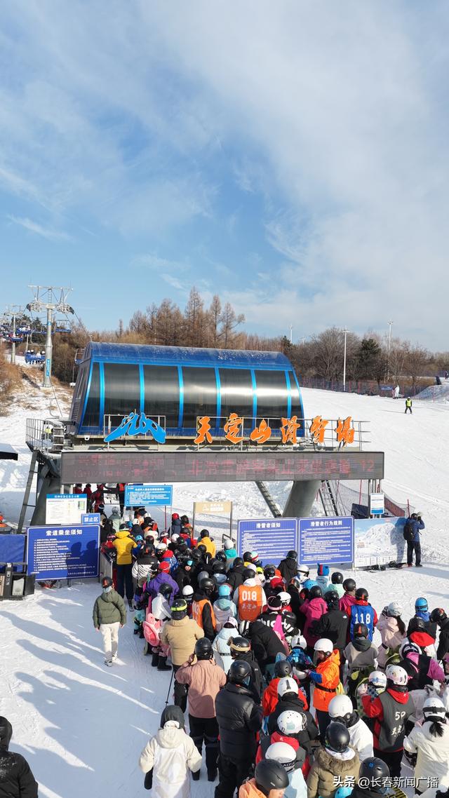 天定山滑雪场雪假迎高峰 游客爆棚