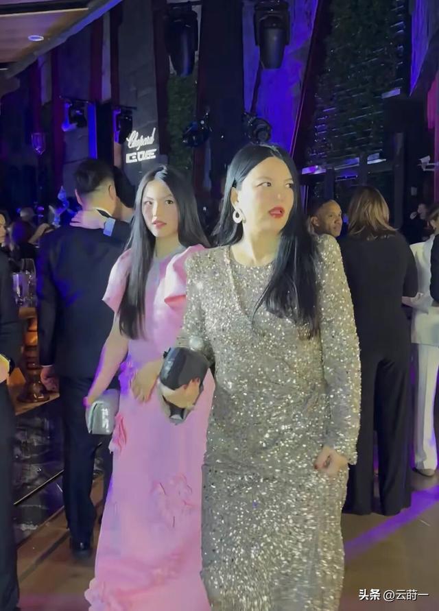 衣服真的不能乱穿，香港牺牲消防员路祭，民政专员因着装不当致歉