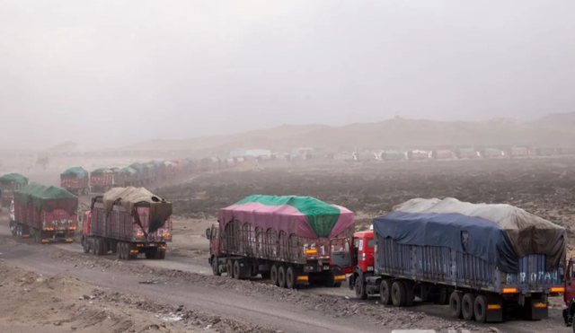 中蒙边境的蒙古国小城，吃中国饭，用中国电，幸福到原地转圈