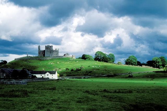 雨伴诗篇降！曼坎・马甘月忌仪式，乌斯内赫山聚追思人