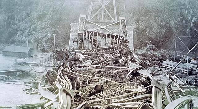 一声巨响划破天际，19000吨钢筋从天而降，75人被砸身亡