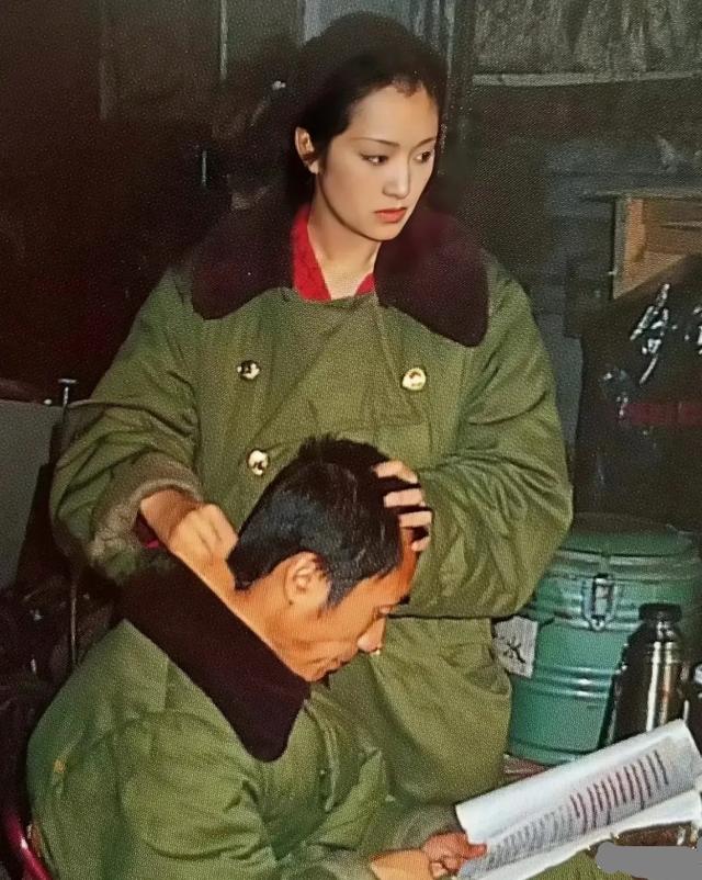 张艺谋和巩俐合影，张艺谋和陈婷合影，生理性喜欢显而易见