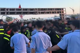 浙江衢州一音乐节上保安堵门致多人摔倒？主办方：为保障安全限流 ，不存在“超额售票”图片