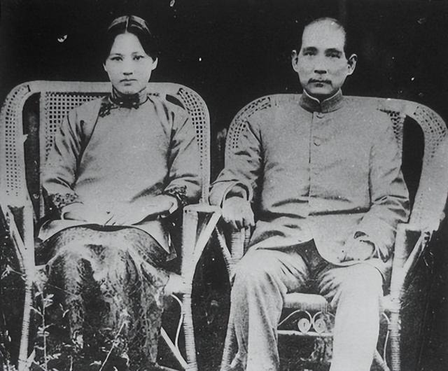 孙中山和宋庆龄的一张真实合影！真是太美了，颜值碾压影视演员！