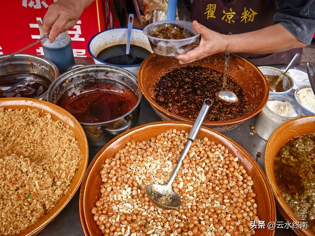 说这里是“川中第一镇”有些夸张，但是美食还是挺多，闲转还可以