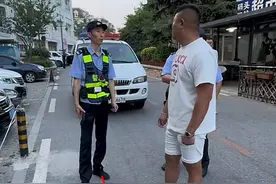 越闹越大！网红文龙在大连因没吃饭被锁车，无奈选择报警！图片