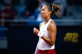 终于成功“翻越高山”！郑钦文2-0萨巴伦卡，晋级WTA1000罗马站4强图片
