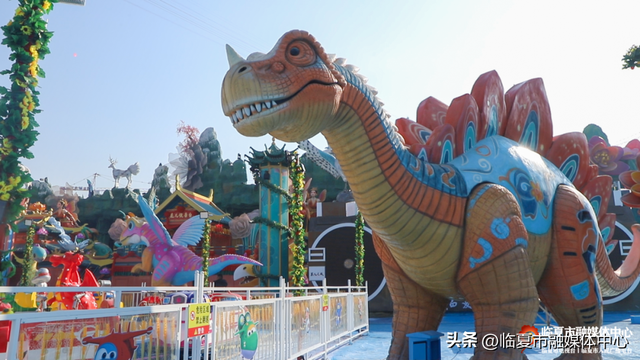 花仙藏河州韵，恐龙述亿年史！花开临夏不夜城景观，藏着独属于花都临夏的“精彩故事 文化浪漫”～