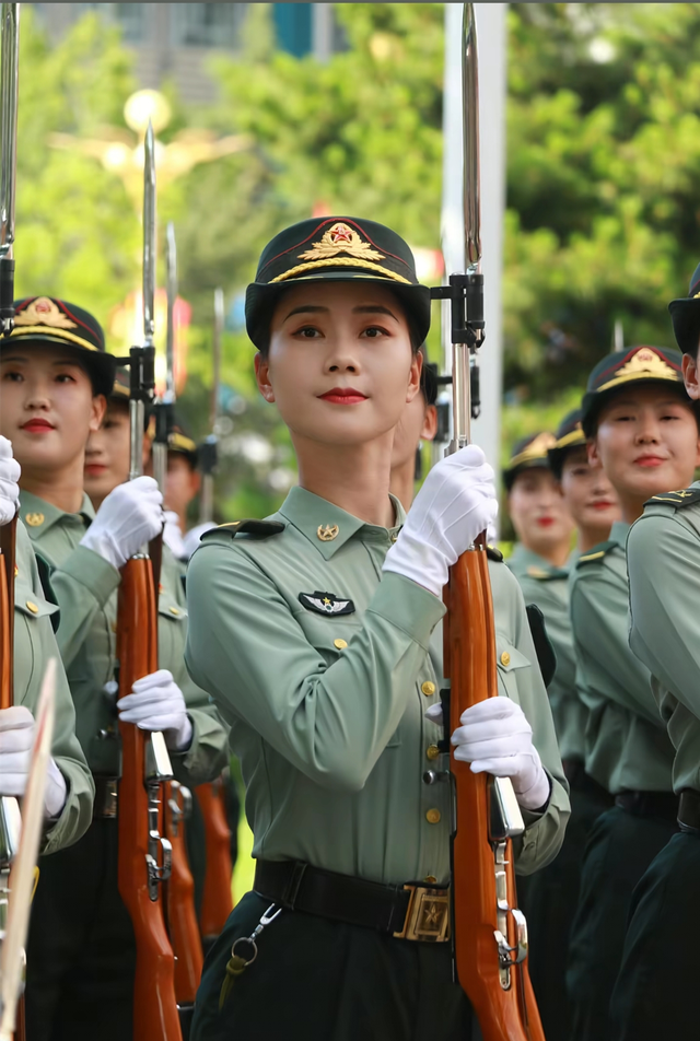 太牛了！女民兵李思颖阅兵回家仅半天,母亲就宣布其新身份，恭喜