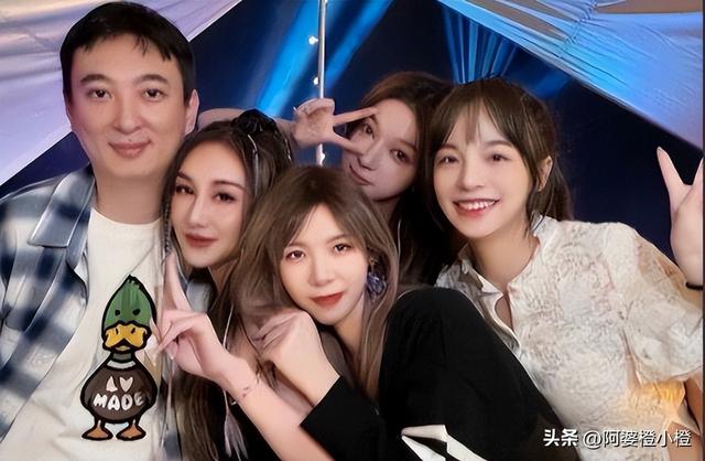 71岁王健林现身新疆，瘦成皮包骨，儿子王思聪本性难改又换新女友