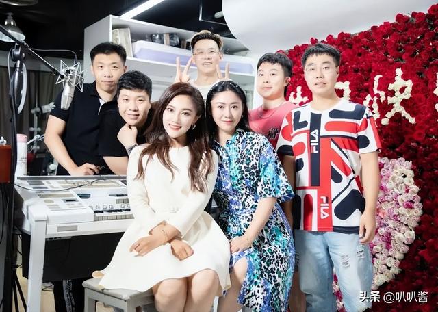 离婚7年，高调参加阅兵礼的王小玮，早已是王小海高攀不起的存在