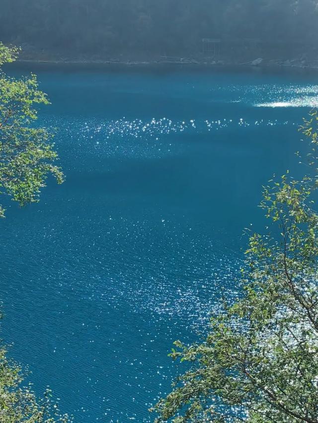 绿染山海，瀑溅七彩，九寨沟八月诗意漫云端