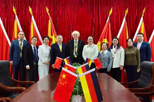 德国外长急电北京求和，王毅外长翻出旧账，一句话亮清对德红线