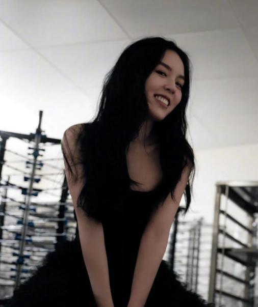 自己离世8年后，23岁的女儿就走上一条“不归路”，李咏也没想到